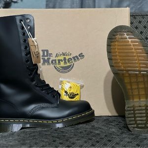 Dr.Martens 1914 Smooth Leather Boots. NWT, Never worn Size 9W and in Men’s a 8.